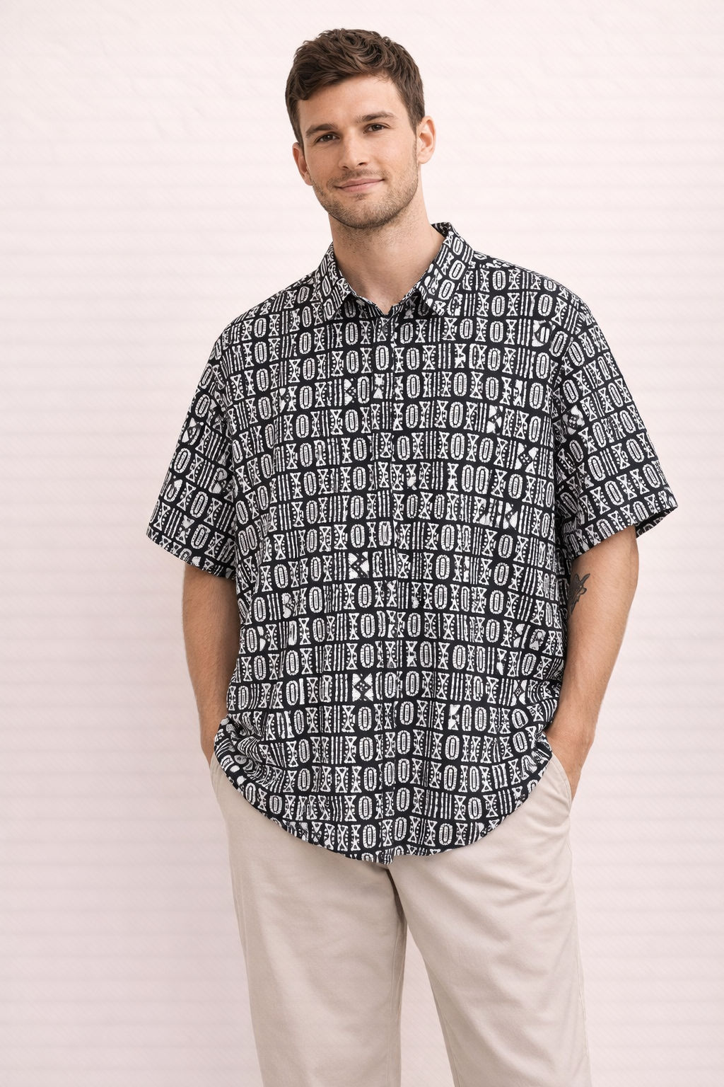 black and white patterned Men's printed casual short sleeve shirt
